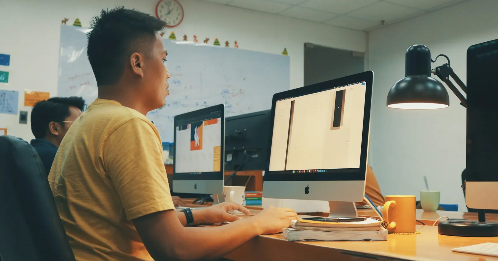Karyawan bekerja di depan komputer di kantor